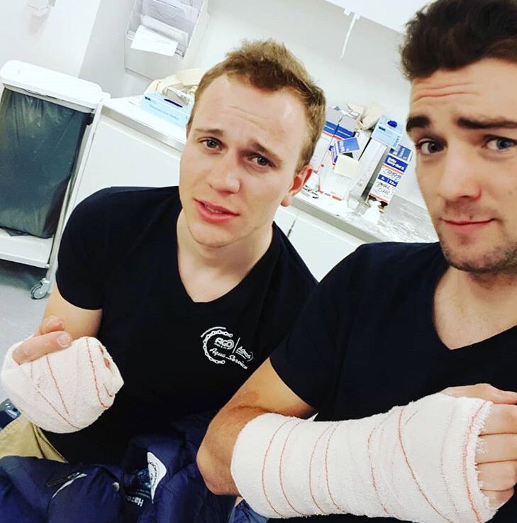 La guigne! Nos deux coureurs ont chuté ce vendredi au #handzamechallenge. Bilan: deux fractures. Doigt pour <a href="/lioneltaminiaux/">Lionel Taminiaux</a> (opération mardi) et poignet pour <a href="/charliearimont/">charlie arimont</a>. Courage !