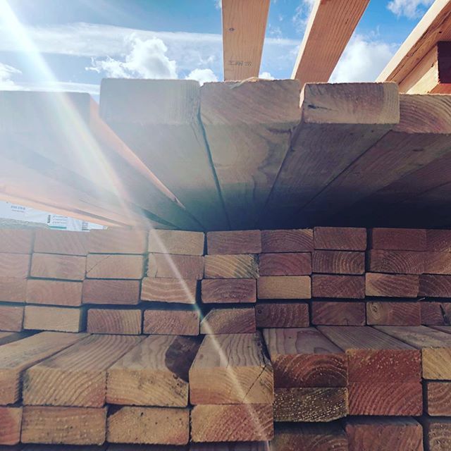 AnlonHomes's tweet image. Something about the moment before framing that is so special. Thank you #PRObuild and #TerryVoss for being a part of this awesome project. *
*
*
#streetofdreams2018 #alohaoregon #customhomes #buildingdreams #teamanlon #oregon #lumber #framing ift.tt/2GAH3Pv