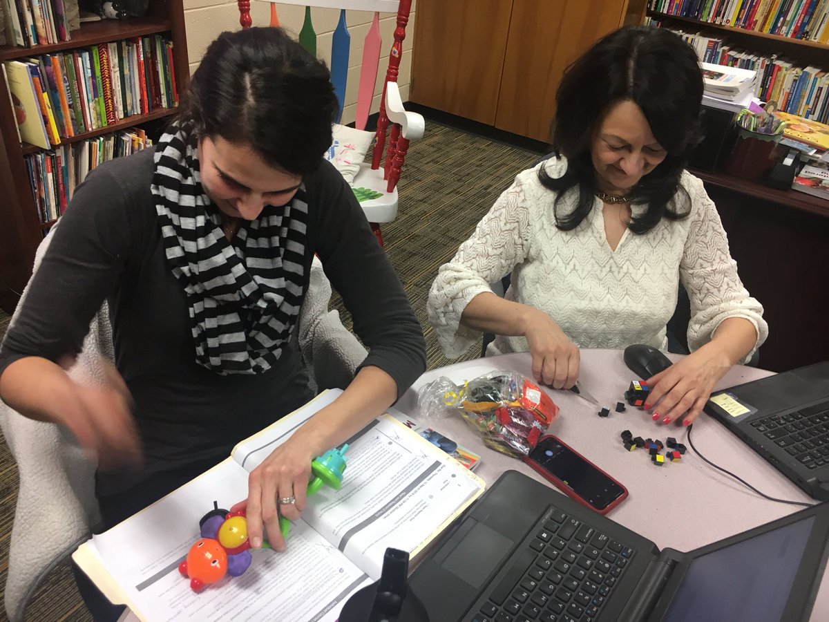 LindseyDanhoff's tweet image. Tinkering (not so successfully 😂) with @angela_aevans @mrykowski1 and @LiteracyWCS to develop an understanding of maker-centered learning! @hgse #makercenteredlearning #itsworthit