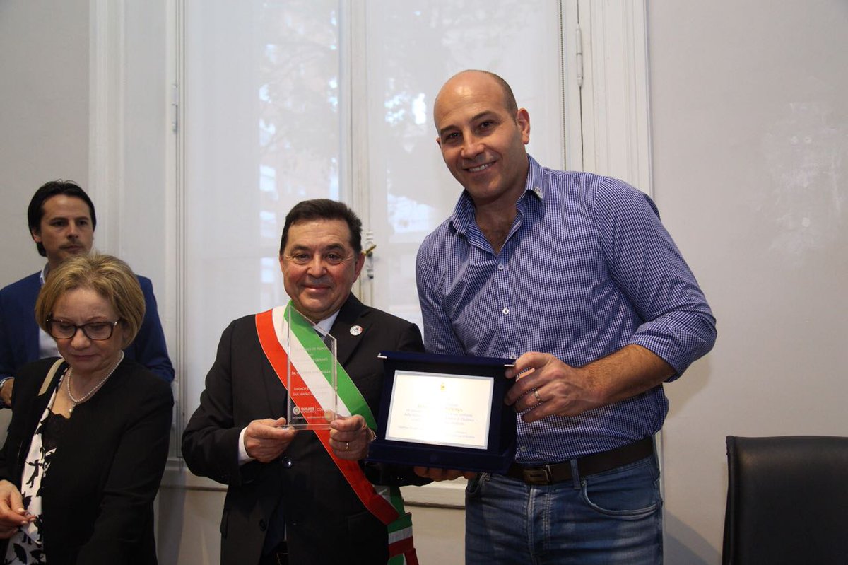 YoSoyMartiniano's tweet photo. Hoy, en la Casa de la Cultura, junto a Giuseppe Minutilla, Sindaco de San Mauro Castelverde, localidad de Italia, reafirmamos el pacto que hermana a @QuilmesMuni con la
@ComuneSanMauro.
#HaciendoJuntos https://t.co/CWRTzwlI0s