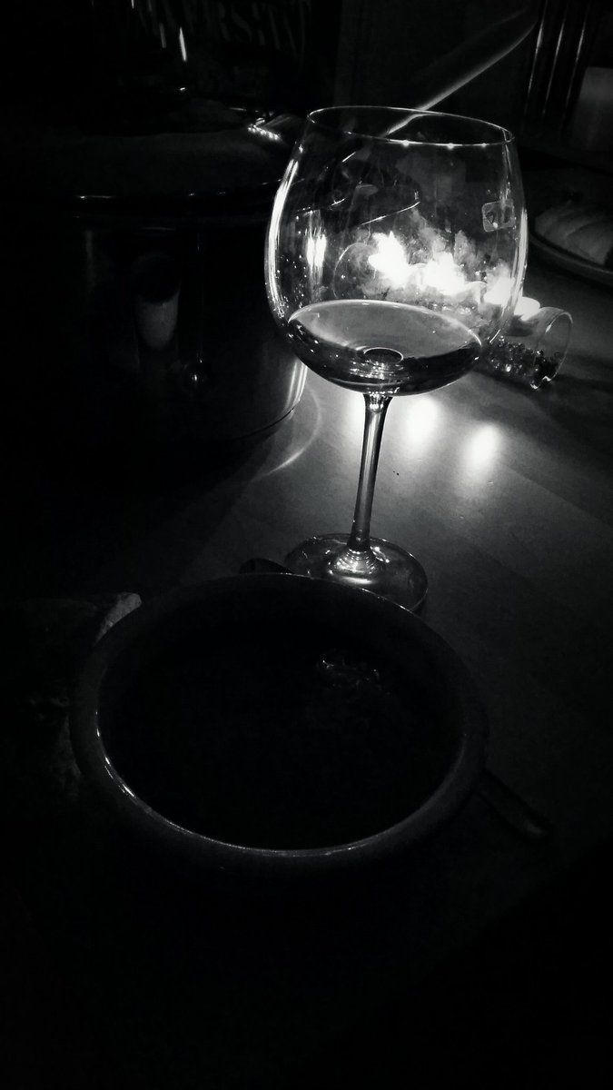 Wade_Bole's tweet photo. Fancy dinner time! 🤑 Thx for the invitation 😆 @TopazPrewett #AndRosaline #OmNjomNjom #IWillStayAtYourPlaceTonight 💤 #NationalNappingDay #Btw #LOL https://t.co/92QofowDOp