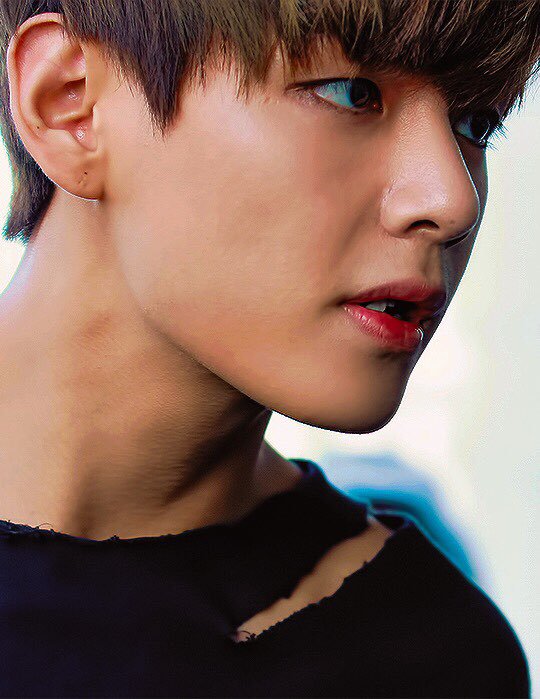 A close up to taehyung glowing golden skin  #뷔  #V