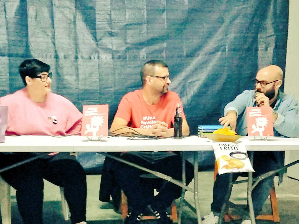 donrobot's tweet photo. Ay, qué tarde más buena hemos pasado en la presentación de #UnaNovelaGráfica de @manuelkstano. El triunfo de la depilación genital sobre la pereza. Un cachito del buen Manolo que te puedes llevar a casa y lo más honesto que vas a leer en mucho tiempo ¡Enhorabuena! https://t.co/bp4HBx0ZIR