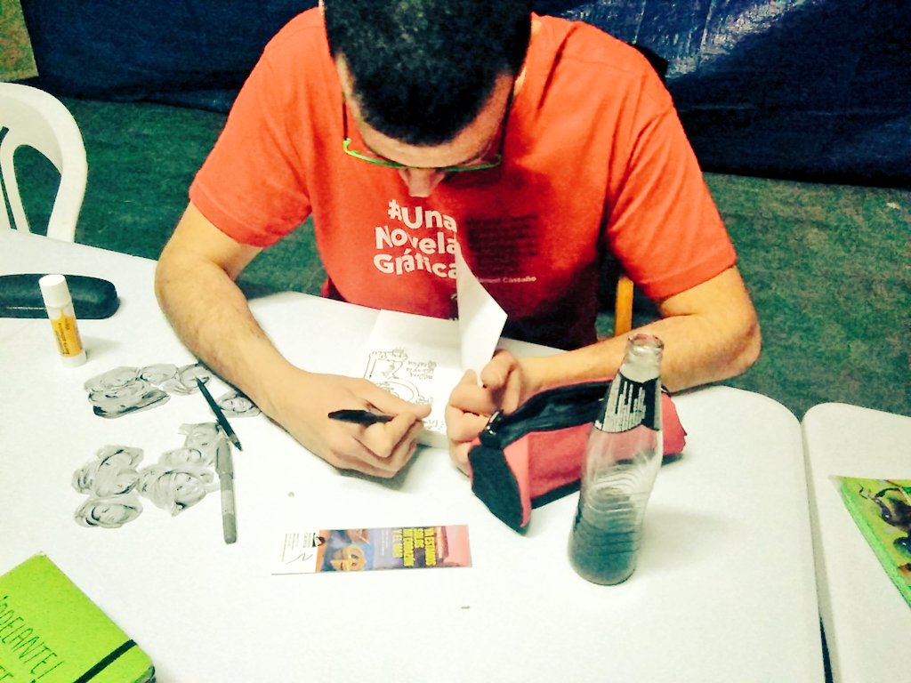 donrobot's tweet photo. Ay, qué tarde más buena hemos pasado en la presentación de #UnaNovelaGráfica de @manuelkstano. El triunfo de la depilación genital sobre la pereza. Un cachito del buen Manolo que te puedes llevar a casa y lo más honesto que vas a leer en mucho tiempo ¡Enhorabuena! https://t.co/bp4HBx0ZIR