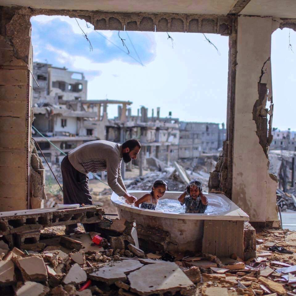 "لاشيء كالأبْ، رغم الحـزن" .
Nothing like father despite sorrow
