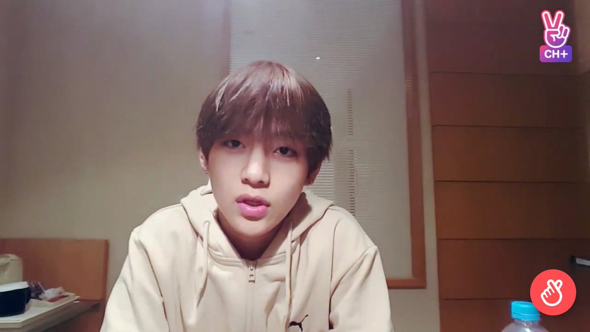 We should all worship his vlive cuz it's one of the only time that we see him without makeup #V  #뷔