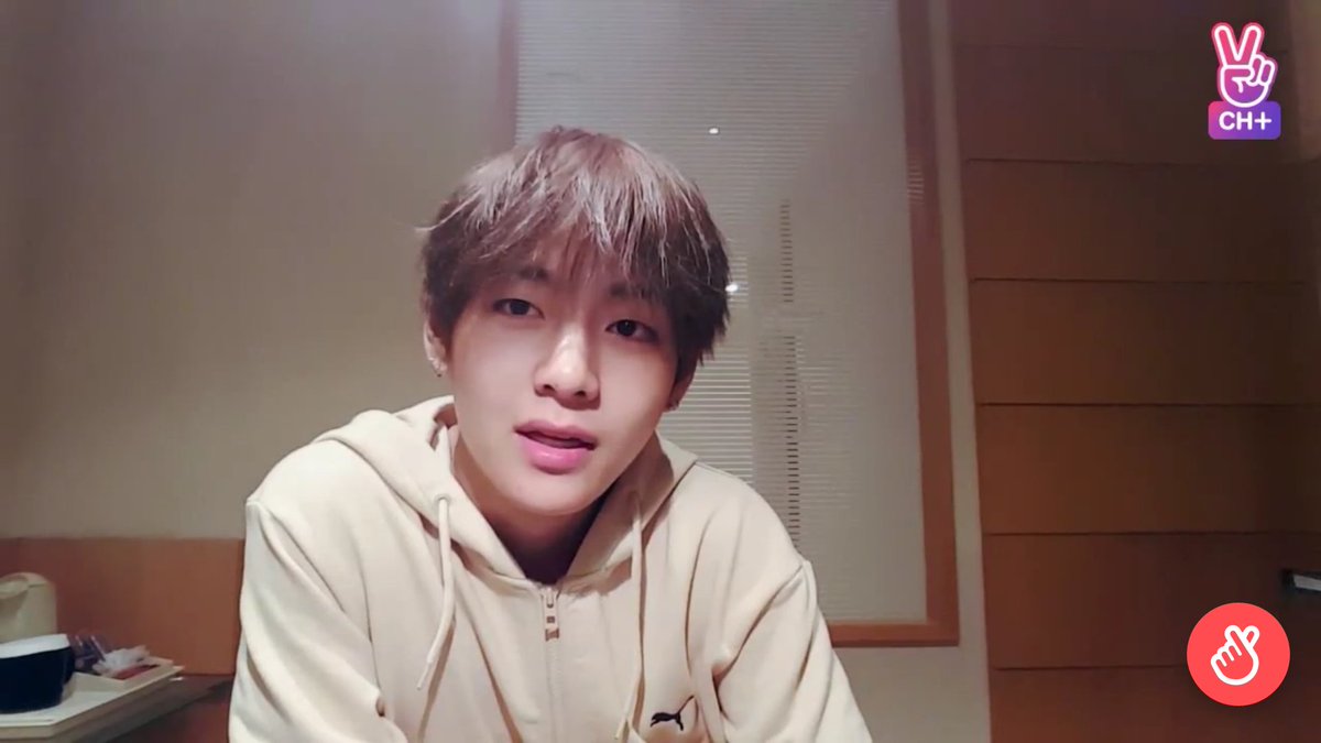 We should all worship his vlive cuz it's one of the only time that we see him without makeup #V  #뷔