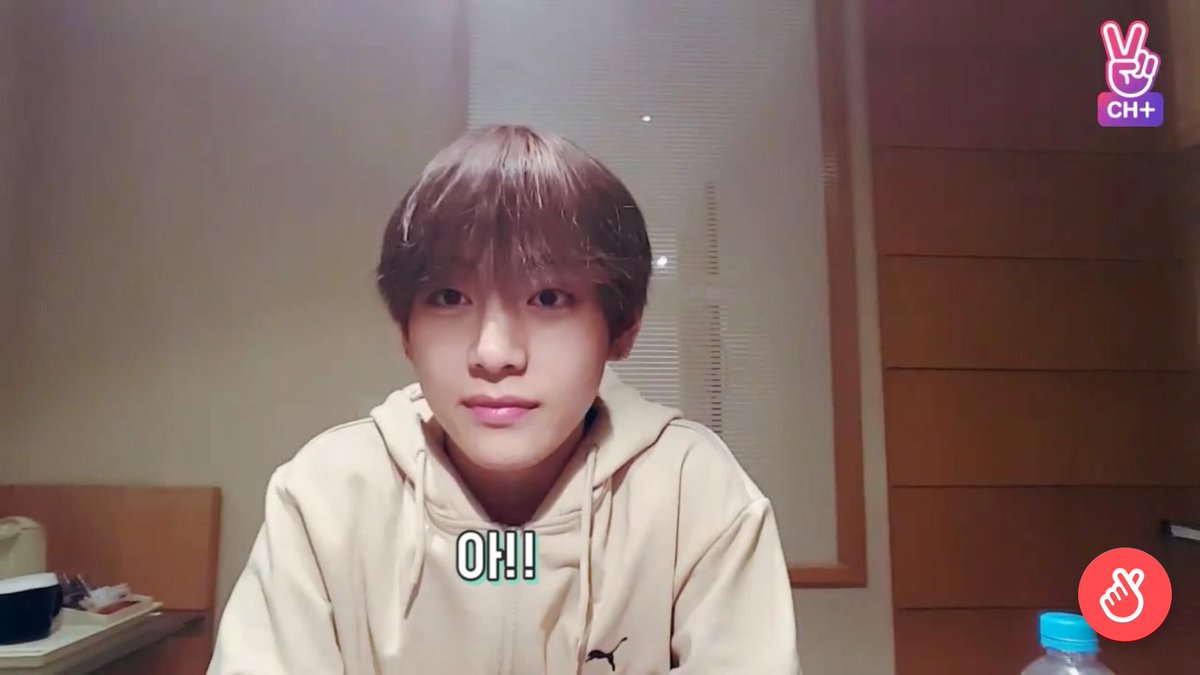 We should all worship his vlive cuz it's one of the only time that we see him without makeup #V  #뷔