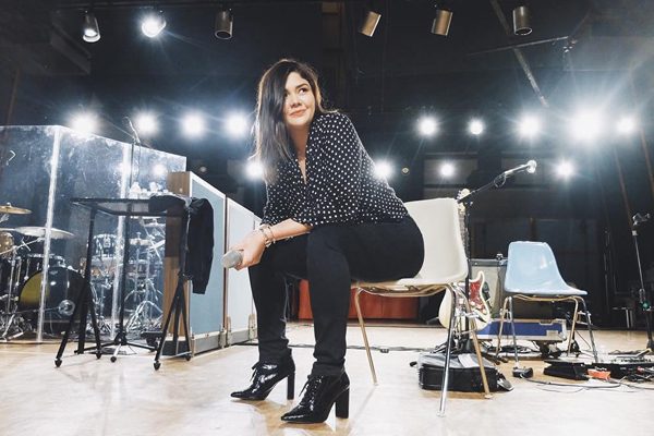 radioenter's tweet photo. En la noche de #OndaEmergEnter ya se viene la música de #Yuridia #YuridiaEnRadioEnter | #YoEscuchoOndaemergEnter #YoEscuchoRadioEnter... la radio que te acerca a @yuritaflowers @MECINOVENEGAS @Yuridia_Fandom https://t.co/3dmydSEgFg