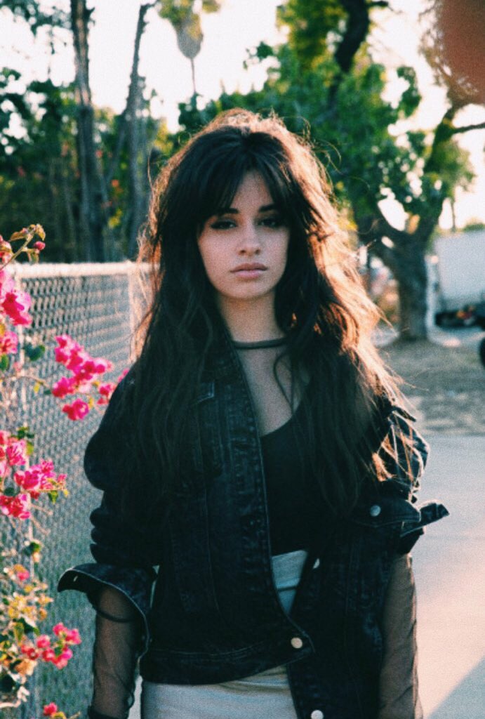 houismemories's tweet photo. mu baby deserves win #KCA #FavBreakoutArtistCamilaCabello https://t.co/SLVd3392vz