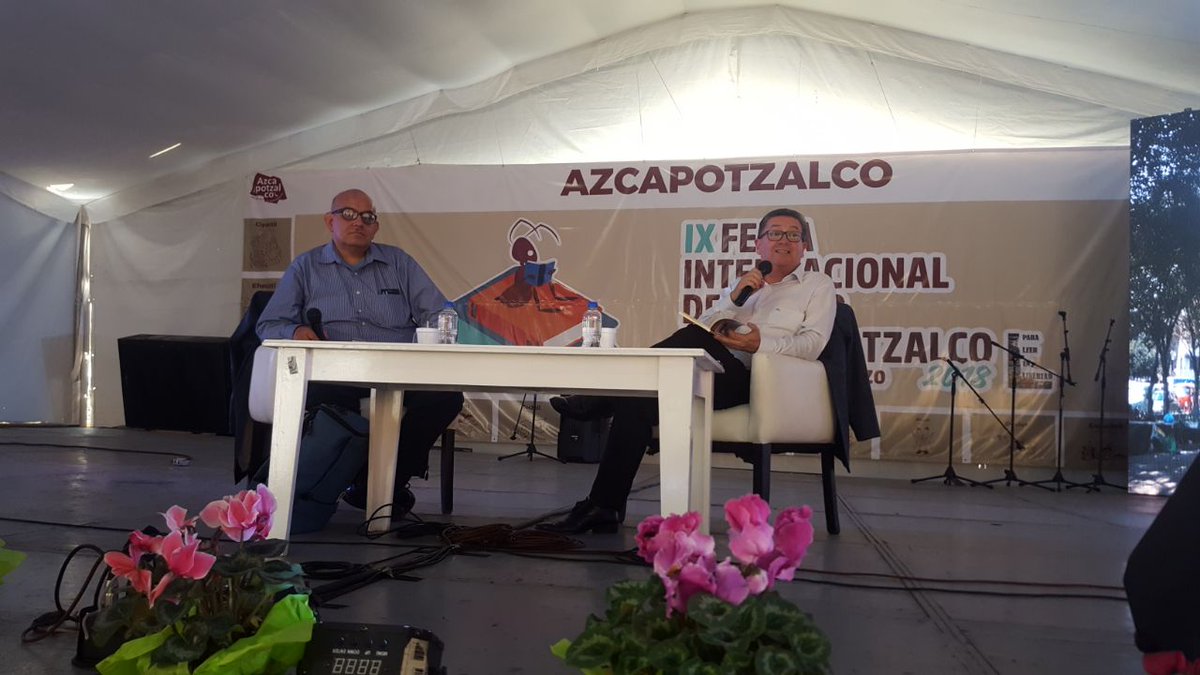 AzcapotzalcoMx's tweet photo. El periodista y escritor boliviano, Jaime Iturri Salmón, habla de su libro Baile, Comunicación y Resistencia Anticolonial, una antología de ensayos sobre las danzas, literatura y cultura del hermano país.
#FILAzcapo18
#AzcapotzalcoEnComunidad https://t.co/YFkVmNyCy5