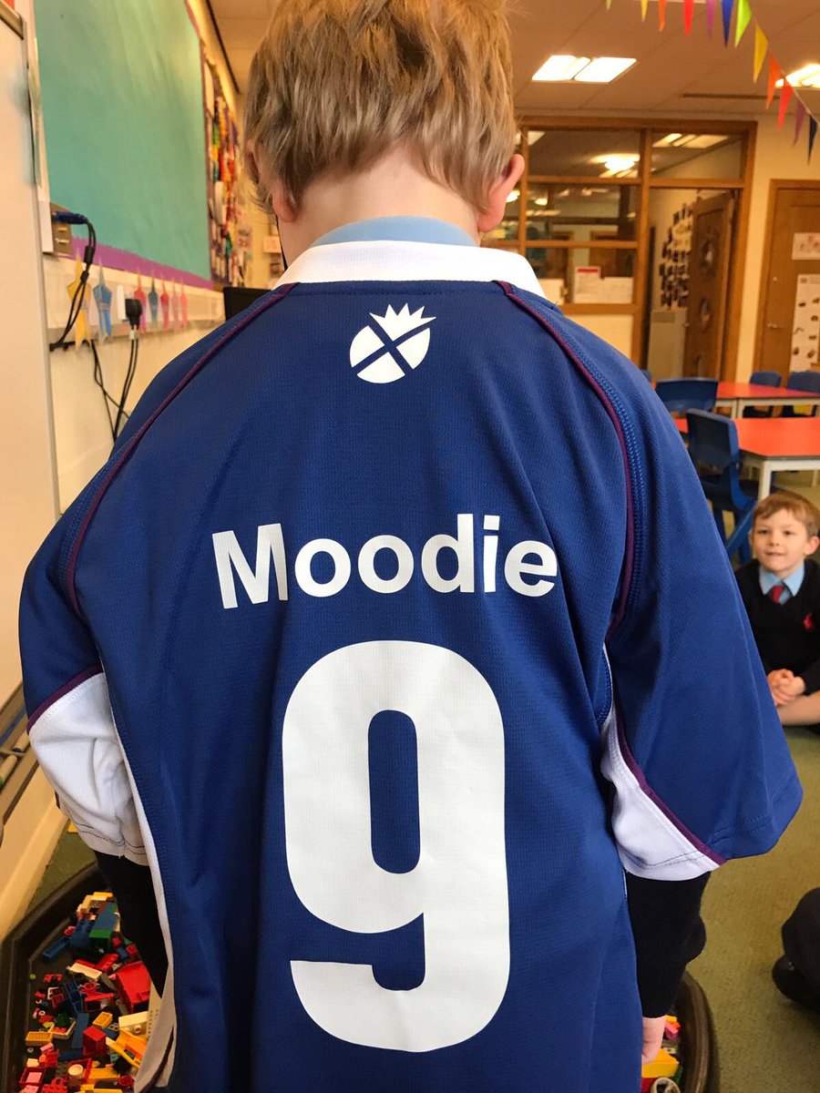 Today in P1, James did his "Show and Tell" on the <a href="/thecgf/">Commonwealth Sport</a>. His Dad played #hockey at @Glasgow2014 and is off to coach <a href="/Blue_Sticks/">Scottish Blue Sticks</a> <a href="/ScottishHockey/">Scottish Hockey</a> at <a href="/GC2018/">高程</a>. Good luck! #CommonwealthGames #scotland