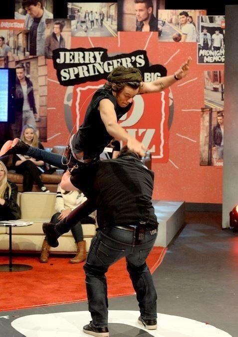 iejoniall's tweet photo. Y cual fue el momento en el que casi perdimos a harry ?? 

-...

#OneDirectionBestFans https://t.co/OFIFk3ZLel