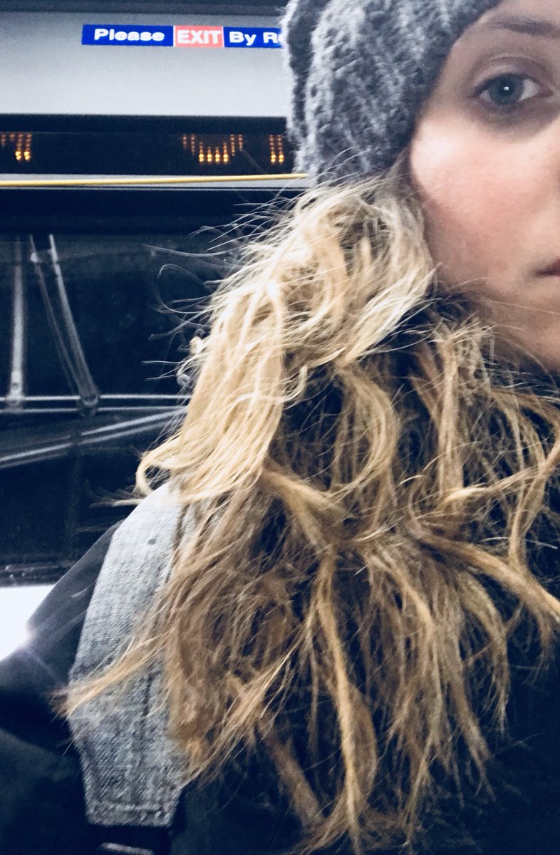 #lamiavitaaphilly decisamente questa cità non è su misura delle persone ricce! Freddo costante e umidità riducono i miei capelli a forme e sostanze mai sperimentate! #hairstyle #hats #cold #4gradiamarzo #nosense #curlyhair