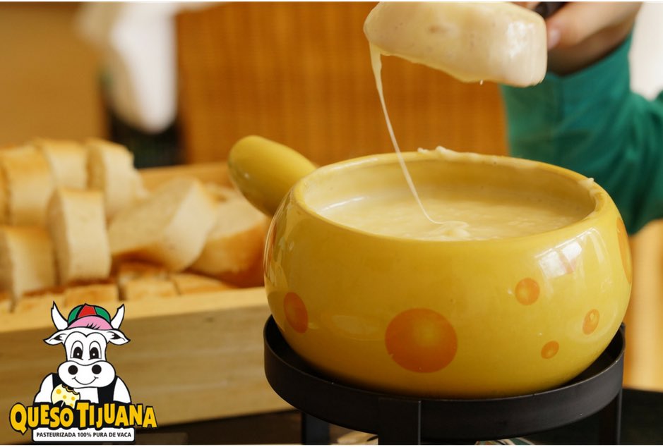 QuesoTijuana's tweet photo. #ConActitudDe viernes! 
Recibe a tus amigos con este delicioso fondue.
#Queso #Cheese #QuesoTijuana #Fondue #Gouda #VinoBlanco #Viernes #Amigos #Receta #Chef #Cooking #kitchen #Cocina #HechoEnbaja #HechoenMéxico
Encuentra la receta en https://t.co/VGWYkteoUW https://t.co/S5zRaKswBS