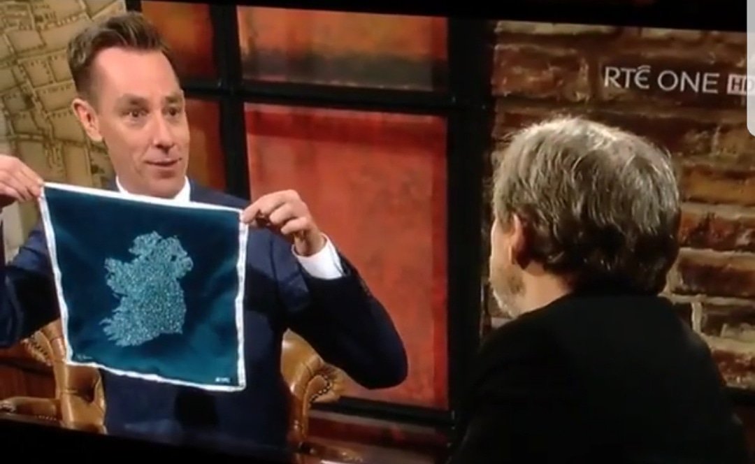 That moment when Ryan Tubridy gifts @HamillHimself from Star Wars our Ireland in Bloom Pocket Square on The Late Late Show this evening ❤
-
#mrjenks #pocketsquare #thelatelateshow #latelate #irishpocketsquare #rte #starwars #irelandpocketsquare #irelandinbloom