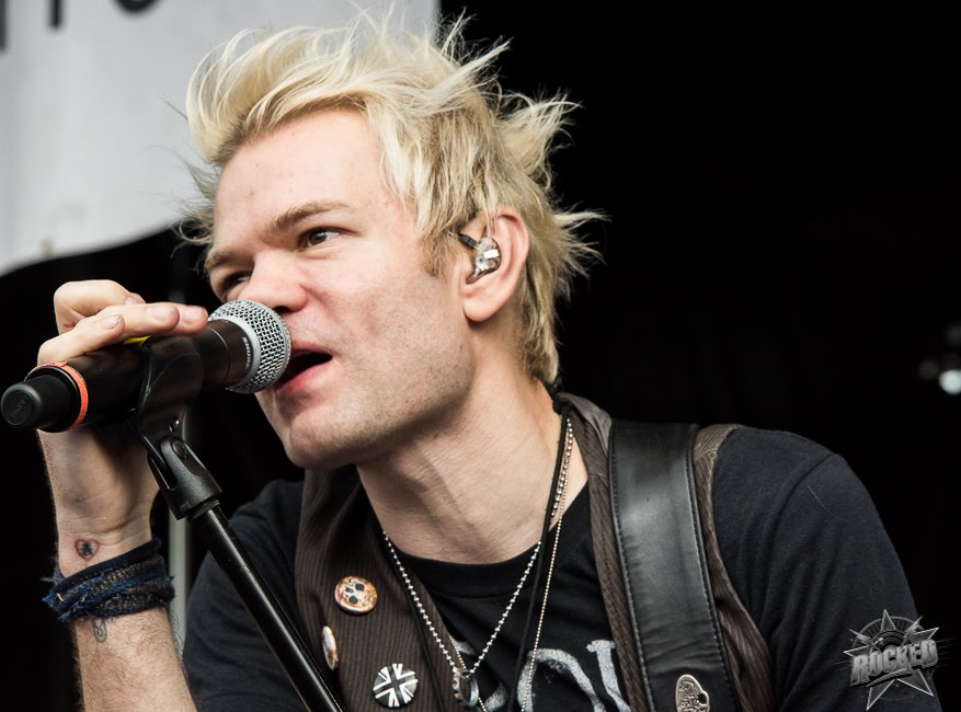 Happy birthday to Deryck Whibley! 