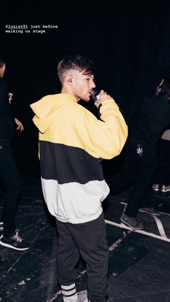 TheLouiesCrew's tweet photo. Choose the correct option:
Louis' jawline can cut ___________. 
a) cucumbers
b) human beings
c) rocks
d) the earth

Reply ur answer using the voting hashtag!
#LouisBestFans https://t.co/d7IVJj15UR