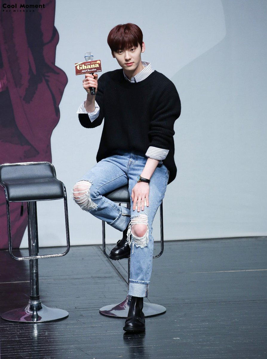 CoolMoment0809's tweet photo. 180316 가나팬미팅
👍👍👍
#황민현 #얼굴천재 #피지컬황 https://t.co/Sk87dCT3vv