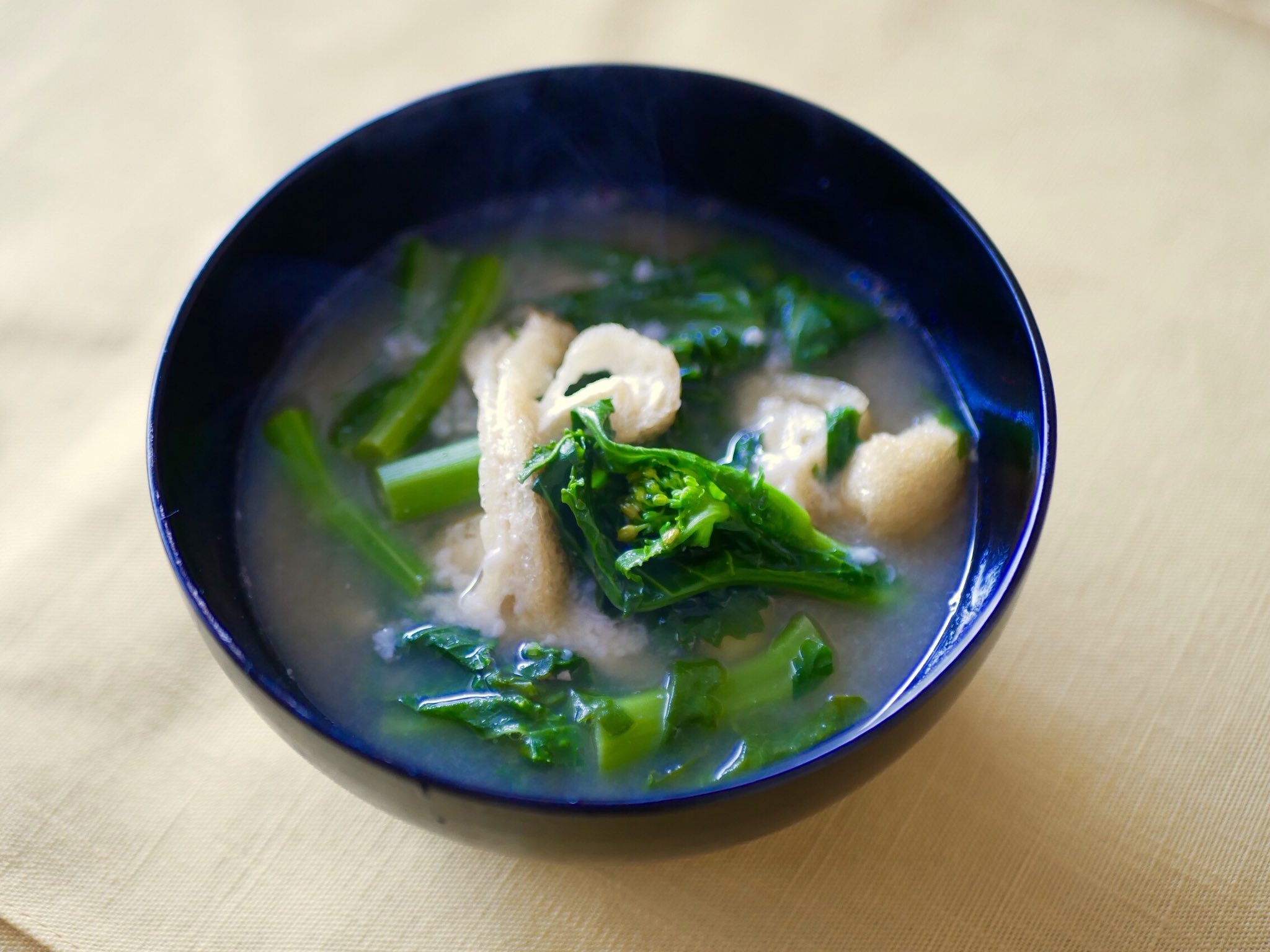 有賀 薫 菜の花と油揚げの甘酒みそ汁 菜の花が出盛りですね 油揚げと味噌汁にして甘酒を加えました 菜の花のほろ苦さと甘酒や味噌の甘みが合わさって なんとも言えない春の味 本格的に温かくなってきて 桜の開花も待たれます スープ365 T Co