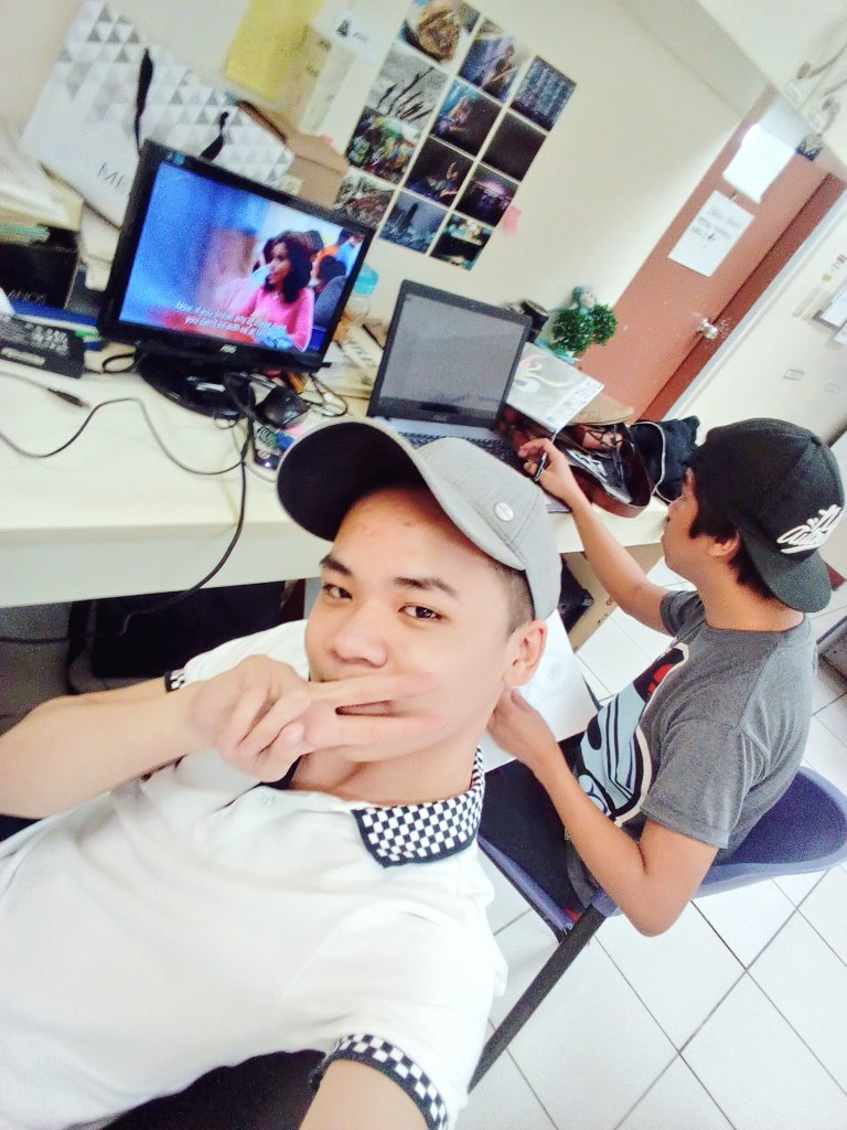 sociopatttt's tweet photo. Selfie muna bago magbagsak LOL
#stopmakingfetchhappen https://t.co/YX7kcjujzo