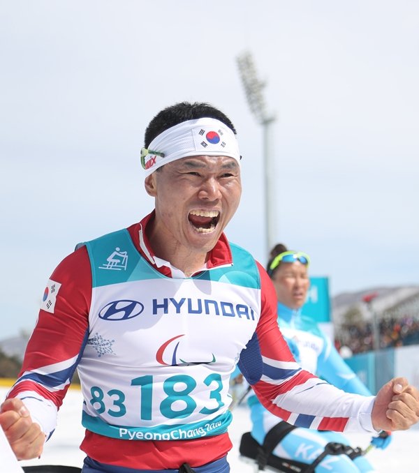 hankookilbo's tweet photo. 신의현, 크로스컨트리 7.5Km서 금메달 쾌거..감동의 역주

한국 선수가 동계패럴림픽에서 금메달을 따낸 건 이번이 처음이다.

https://t.co/P9KsDciqNc https://t.co/bmXfD0Bp0n