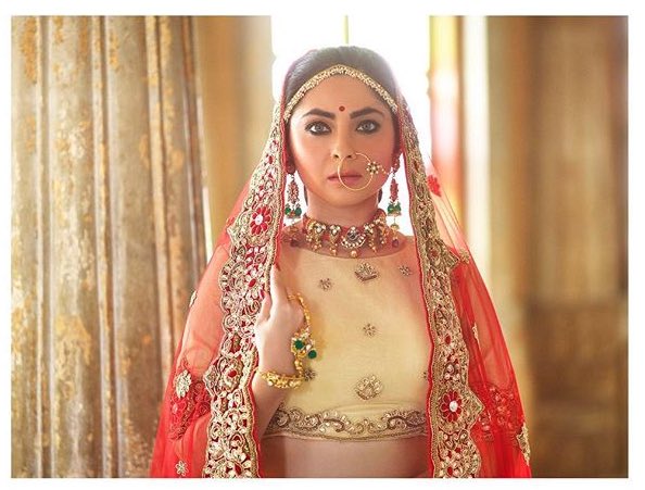 mesonaleeFC's tweet image. Where everyone is busy with hot photoshoots @meSonalee is killing everyone with her elegant bridal photoshoot ❤️❤️❤️ 
These photos are just mesmerising 💥💥💥#PerfectLook