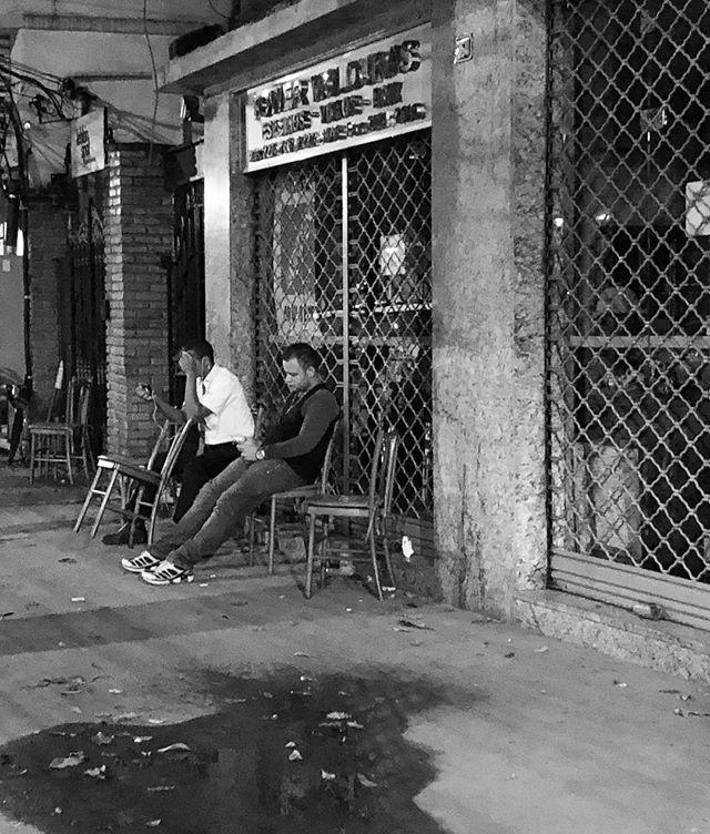 “Texting” #leblon #riodejaneiro #brazil #blackandwhitephotography #textme #candid #streetphotography #photography #travel #flyeatbuy 📷🇧🇷 ift.tt/2FS1Hti