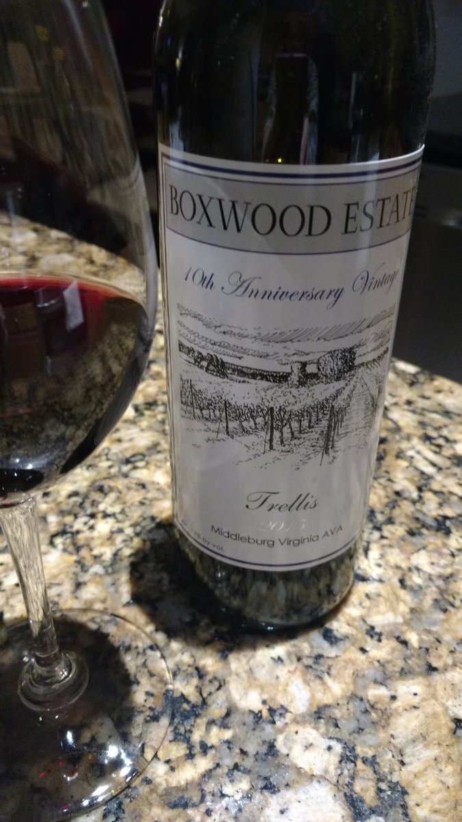 Nothing wrong with ending the work week with Boxwood 🍷 #CheersVA #FridayNight #weekend #vawine #loveloudoun #weekendishere @boxwoodwinery @visitmiddleburg @LoudounWineries