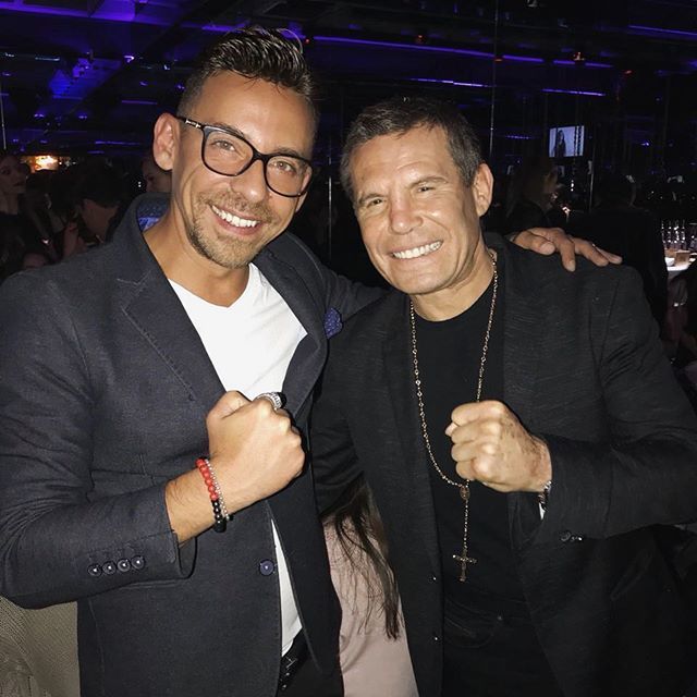Rene_Ortiz's tweet photo. Ayer con @jcchavez115 en la inauguración del @chavezboxingstudio 🥊 🥊😁😁¡Mucho éxito Campeón!💪💪 #AquiHayTiro #JCChavezBoxingStudio .
.
.
.
.
#box #boxing #sport #JCChavez #Studio #Party #Champion #fitnessmotivation #instapic https://t.co/OInGPJJZjl https://t.co/AP6vpmYifP