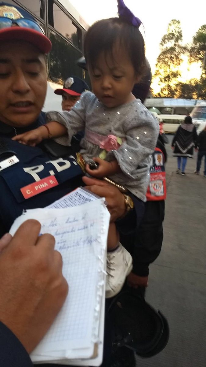 Abandonaron a esta bebé en un puesto de mochilas del <a href="/MetroCDMX/">MetroCDMX</a> Indios Verdes. La @SSP_CDMX y la @PGJDF_CDMX buscan a alguien que la identifique