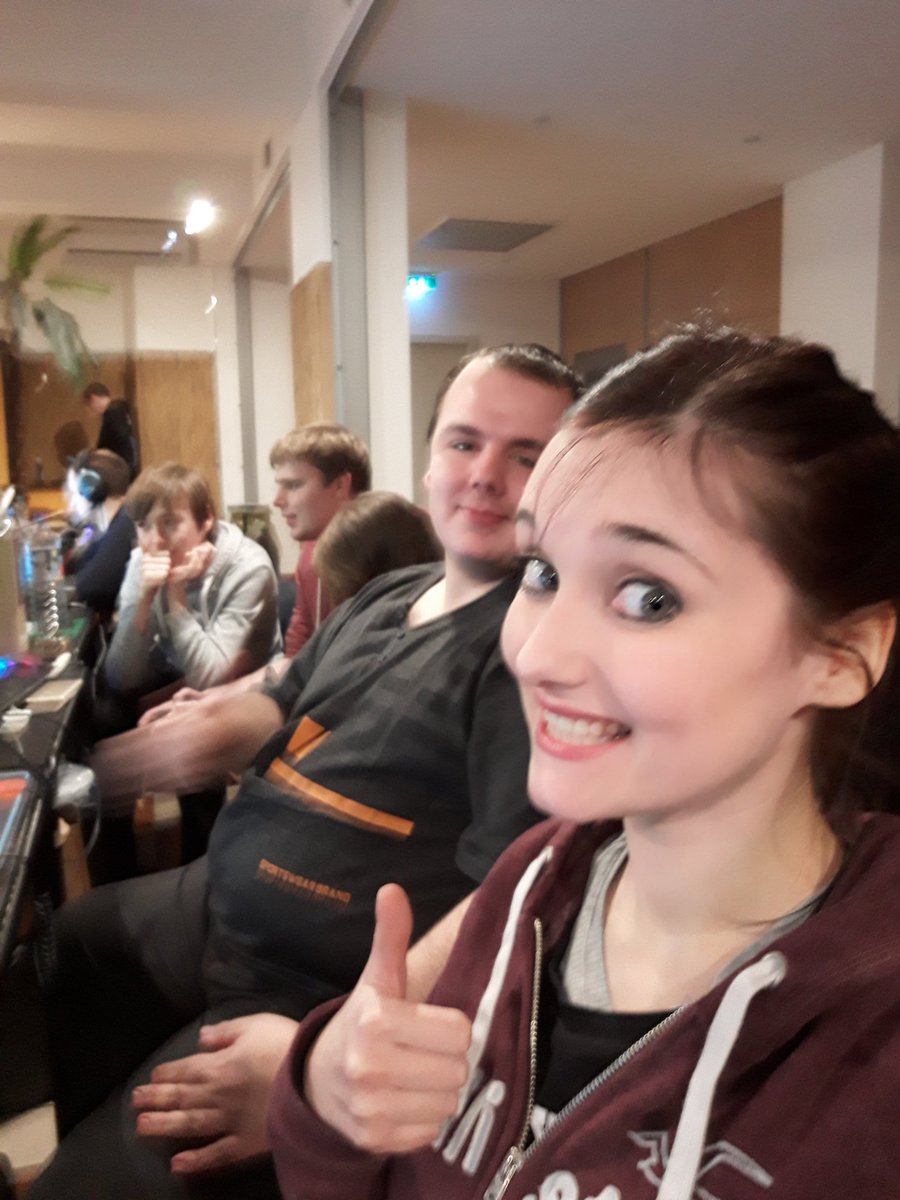 KirshOne_'s tweet photo. Wuhu immer noch Live auf https://t.co/kGdURgowSd ! Das ganze Wochenende durch! Schaut vorbei 😘 #lan #lanhype #belLANda https://t.co/V2FUQYxoR8