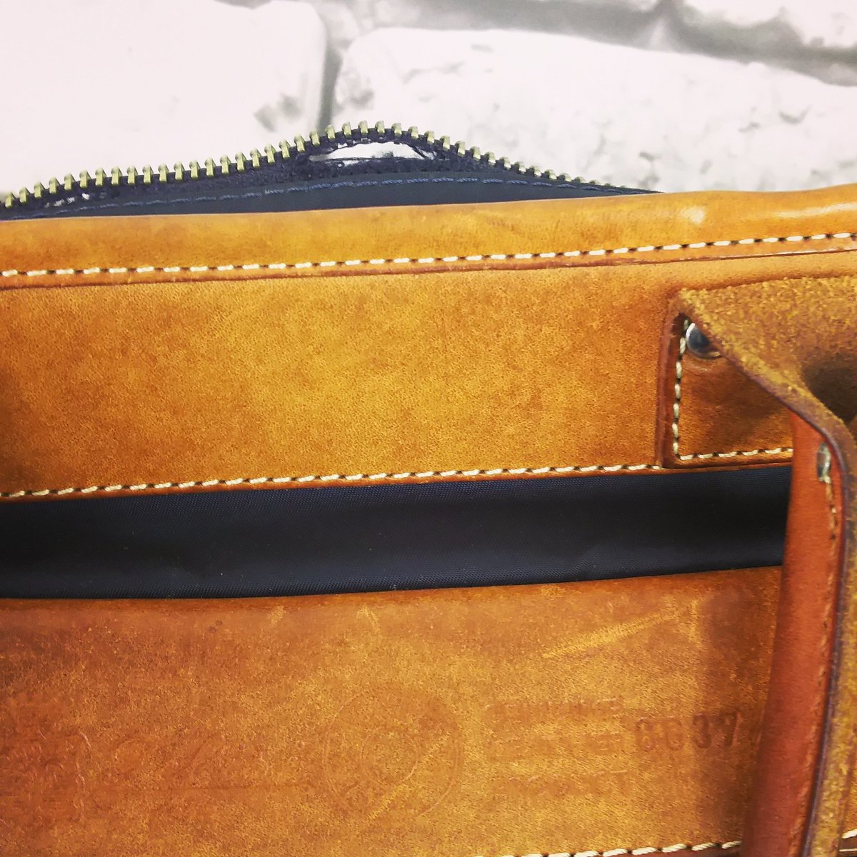 thread_needlejp's tweet image. 物を大切にする心を持つ人は、人間関係を良好にするそうです。
人も物も、一期一会ですね。
こちらは、フェリージのバッグです。
このようにファスナーの生地が切れてしまったら、ファスナー交換になります。早めに対処しましょう！
#スレッドアンドニードル #修理工房 #フェリージ #repair #lining