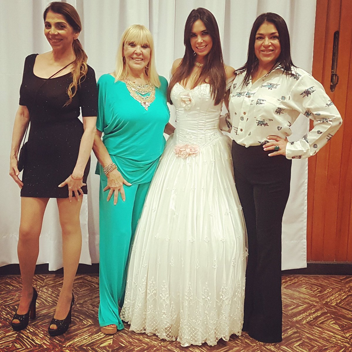 SabriRavelli's tweet photo. Las #Acaloradas siguen con la Gira!!!! Hoy Cinco Saltos, sábado Allien y Domingo Neuquén!!!! #DorysDelValle @ALERUBIO_ @medinaclariok https://t.co/2U2g4ueCai