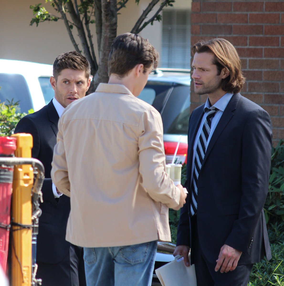 jholden23's tweet image. Had a couch day today. Went and back edited some old #Supernatural filming photos from #TheBigEmpty #13x04.  Jared, Jensen and Alex with the hot dog.... more here:  flic.kr/s/aHsmesfMc6