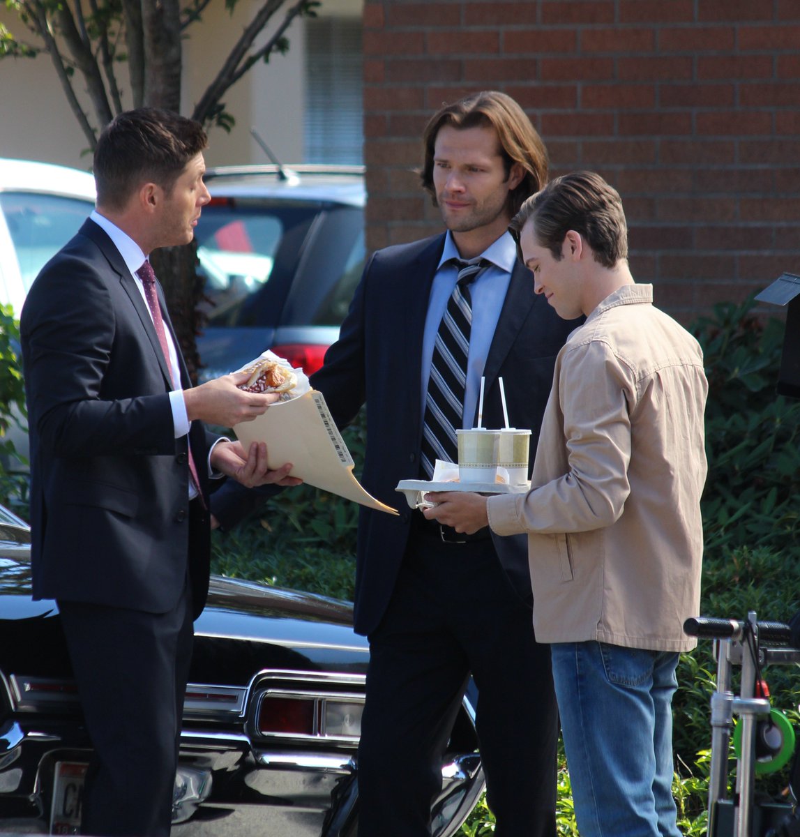 jholden23's tweet image. Had a couch day today. Went and back edited some old #Supernatural filming photos from #TheBigEmpty #13x04.  Jared, Jensen and Alex with the hot dog.... more here:  flic.kr/s/aHsmesfMc6