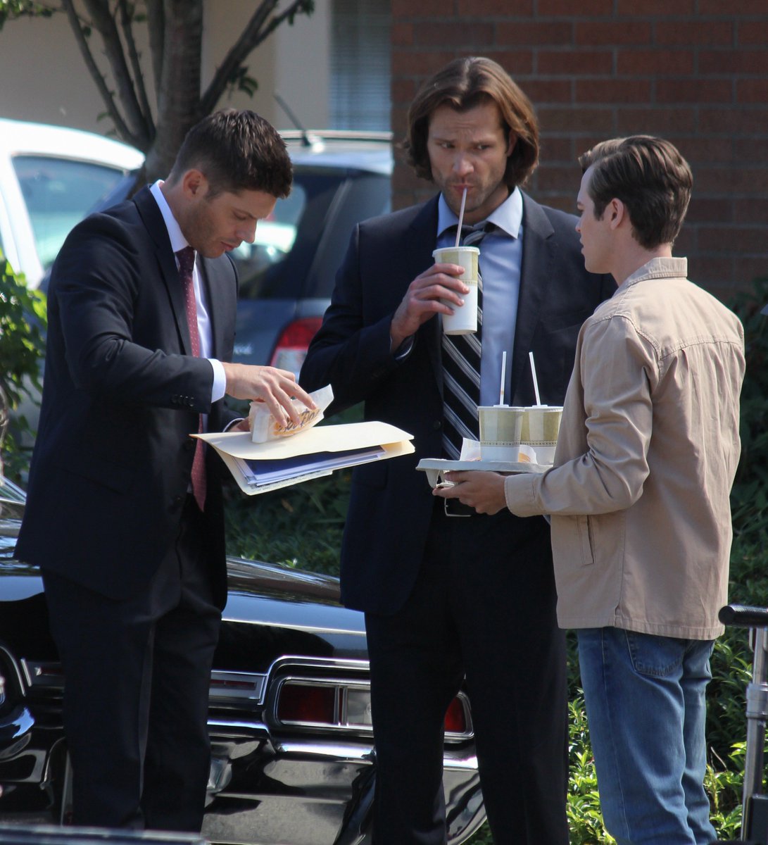 jholden23's tweet image. Had a couch day today. Went and back edited some old #Supernatural filming photos from #TheBigEmpty #13x04.  Jared, Jensen and Alex with the hot dog.... more here:  flic.kr/s/aHsmesfMc6
