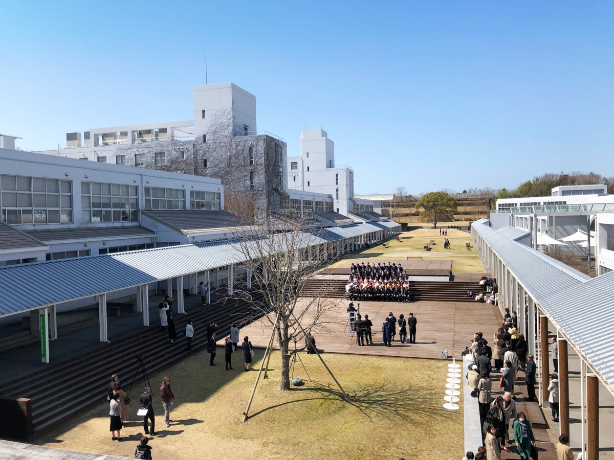 神戸芸術工科大学 爽やかな晴天の中 卒業式が挙行されています 卒業生 修了生のみなさま ご卒業おめでとうございます 神戸芸術工科大学 神戸芸術工科大学 爽やかな晴天の中 卒業式が挙行されています 卒業生 修了生のみなさま ご卒業おめでとうございます 神戸芸術工科大学