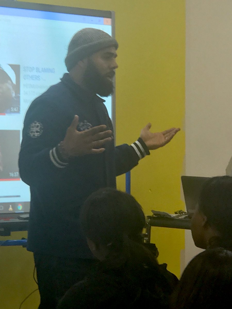 MPSVincentHS's tweet photo. DeAndre Levy, former linebacker from the Detroit Lions  - and former Vincent Viking  - came to the #OWNitZone today to meet, motivate and listen to our students in group. Thank you Mr. Levy for your time and support! #MPSproud #anathletethatgivesback https://t.co/REyW06eUwD