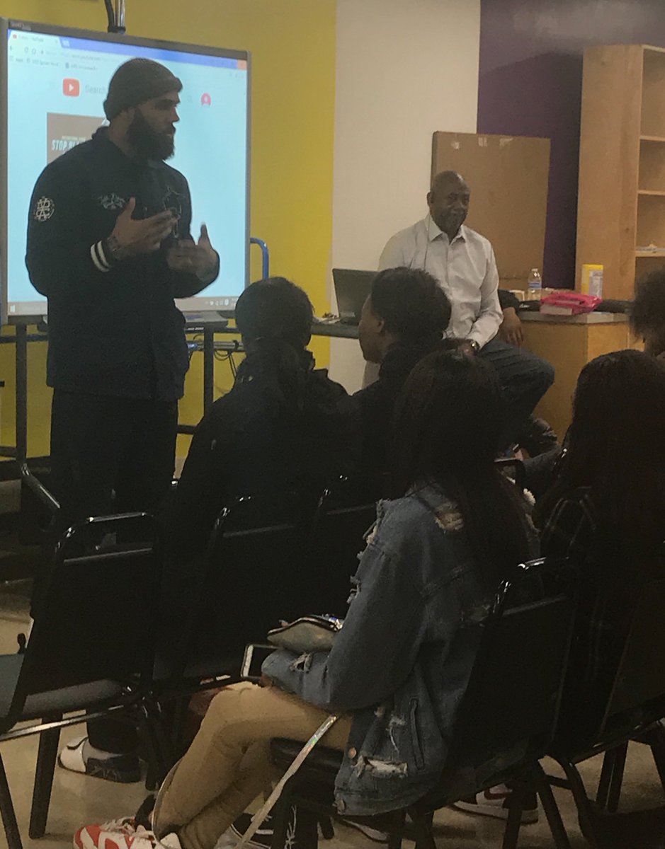 MPSVincentHS's tweet photo. DeAndre Levy, former linebacker from the Detroit Lions  - and former Vincent Viking  - came to the #OWNitZone today to meet, motivate and listen to our students in group. Thank you Mr. Levy for your time and support! #MPSproud #anathletethatgivesback https://t.co/REyW06eUwD