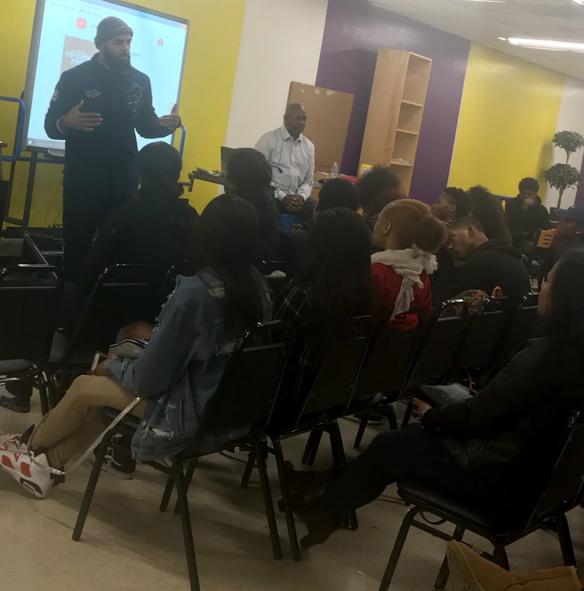 MPSVincentHS's tweet photo. DeAndre Levy, former linebacker from the Detroit Lions  - and former Vincent Viking  - came to the #OWNitZone today to meet, motivate and listen to our students in group. Thank you Mr. Levy for your time and support! #MPSproud #anathletethatgivesback https://t.co/REyW06eUwD