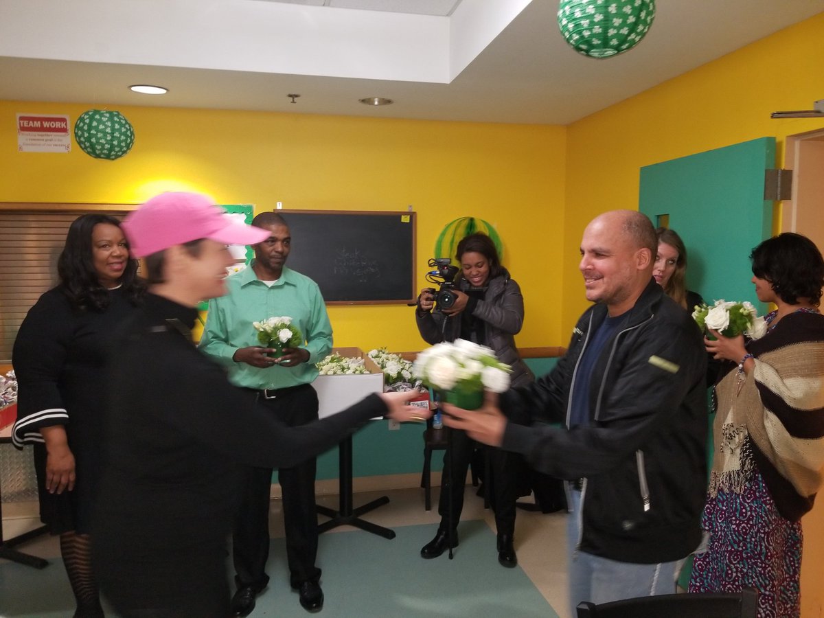 _UniquePeople's tweet photo. Thank you @RepeatRoses and @HiltonHotels for the beautiful floral delivery presented to the individuals living at our Haven Apartments. We'll make sure they enjoy their second home for the night. #FollowThatFlower #WeAreUnique #ZeroWaste #PetalPushers #RepeatRoses #Ziegfield https://t.co/auSVEfqbCz