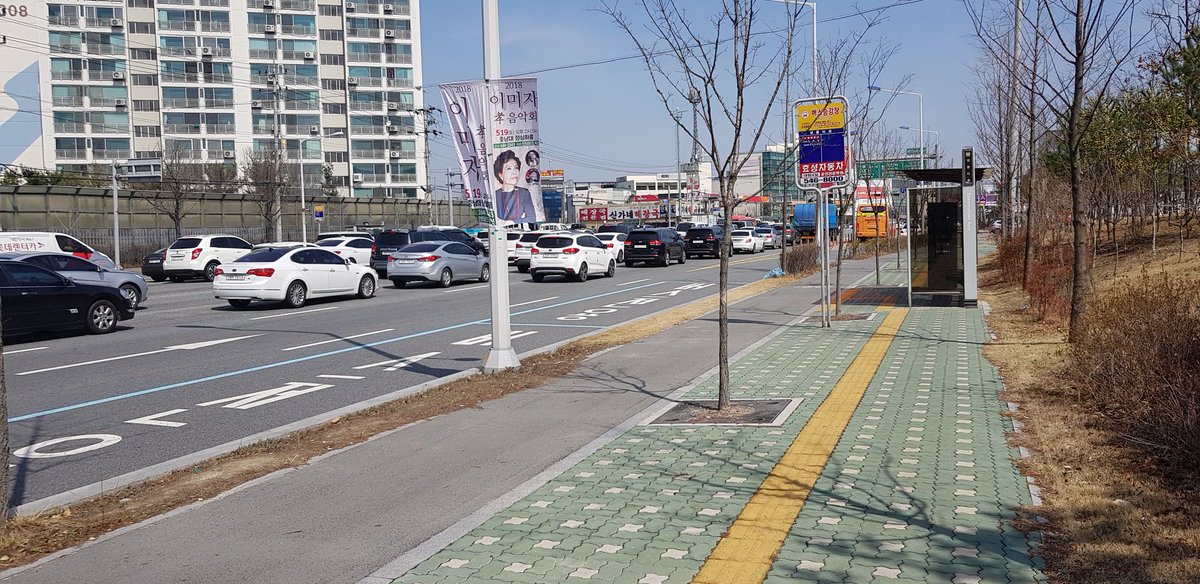 샘물타운 정류장을 뒤로 미뤄주시면 좋겠습니다 차가있을 경우 직진차선으로 들어가질못하고 우회전차로를 이용한 침범을 합니다 @daejeon_traffic