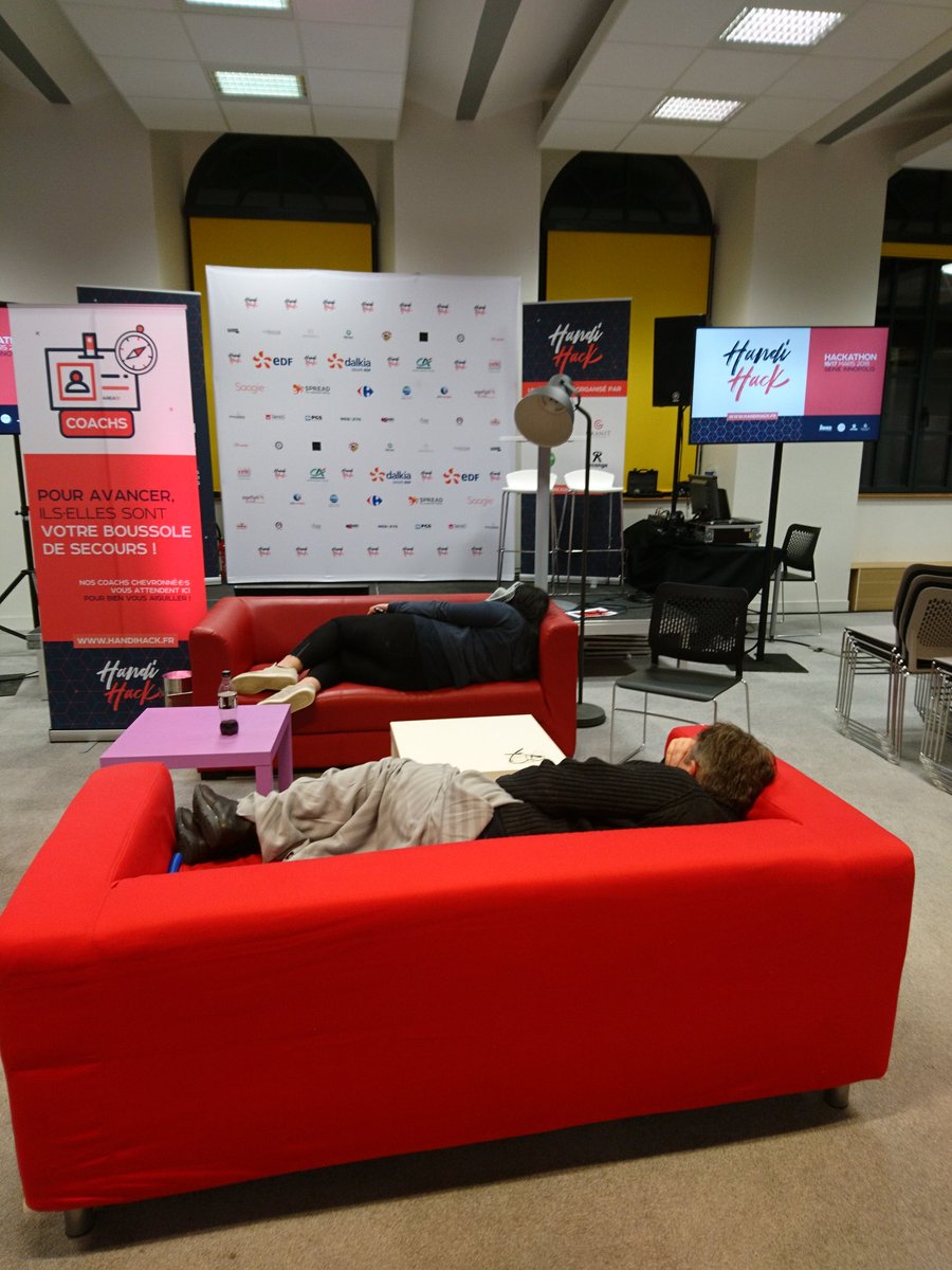 GranitComm's tweet photo. 4h du matin au @HandiHack, plusieurs options: dodo, boulot, miam-miam... https://t.co/PLefk6RsAE
