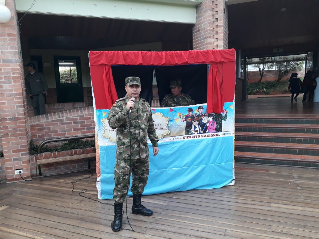 Ejercito_Div5's tweet image. 💢Héroes #Multimisión de la #BR13 con el apoyo del #BatallónAcciónIntegral5 llegaron con una jornada lúdico recreativa al Colegio San Rafael en #Bogotá, brindando alegría a los niños, niñas y adolescentes de esta institución.