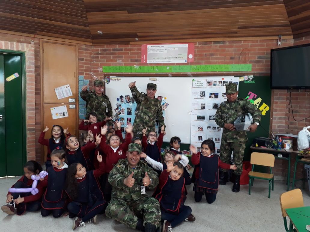 Ejercito_Div5's tweet image. 💢Héroes #Multimisión de la #BR13 con el apoyo del #BatallónAcciónIntegral5 llegaron con una jornada lúdico recreativa al Colegio San Rafael en #Bogotá, brindando alegría a los niños, niñas y adolescentes de esta institución.