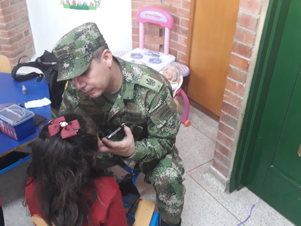 Ejercito_Div5's tweet image. 💢Héroes #Multimisión de la #BR13 con el apoyo del #BatallónAcciónIntegral5 llegaron con una jornada lúdico recreativa al Colegio San Rafael en #Bogotá, brindando alegría a los niños, niñas y adolescentes de esta institución.