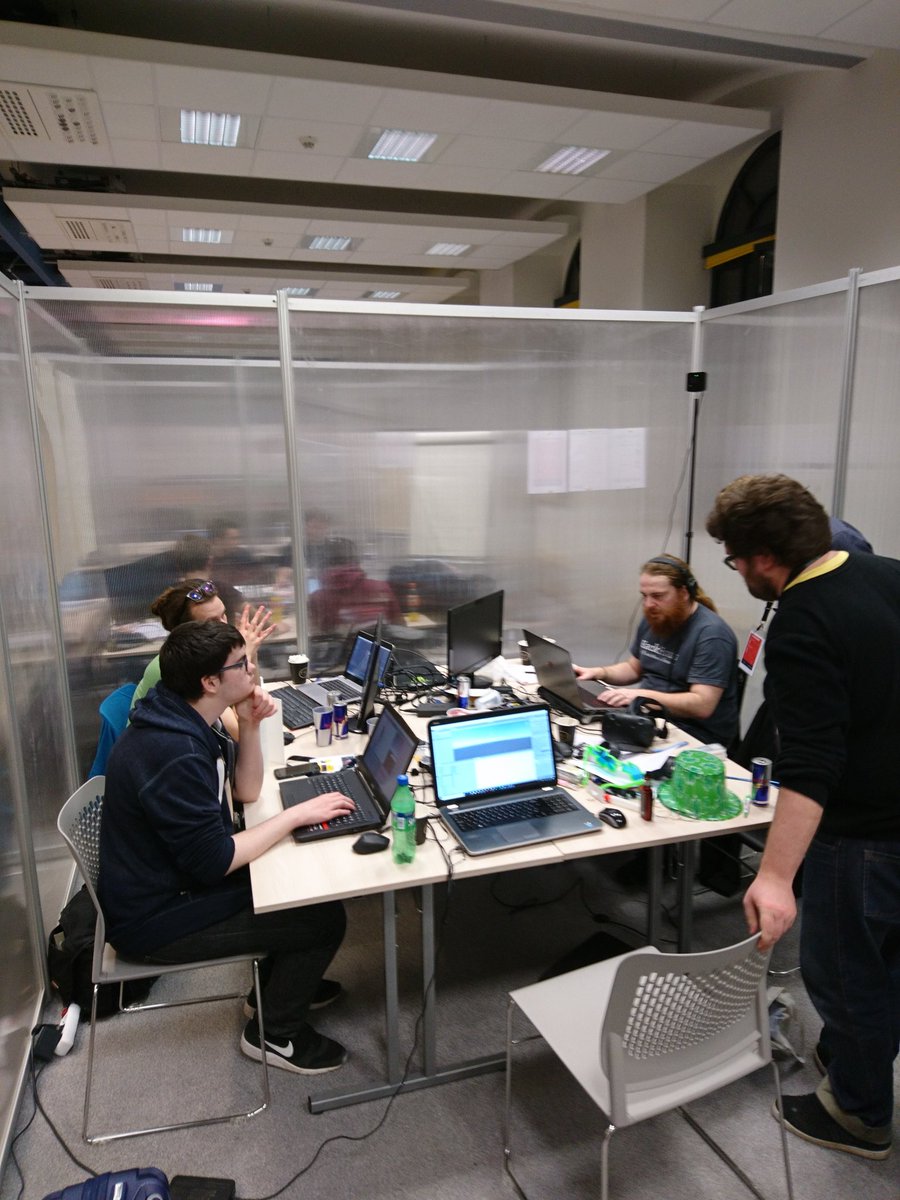 GranitComm's tweet photo. 4h du matin au @HandiHack, plusieurs options: dodo, boulot, miam-miam... https://t.co/PLefk6RsAE