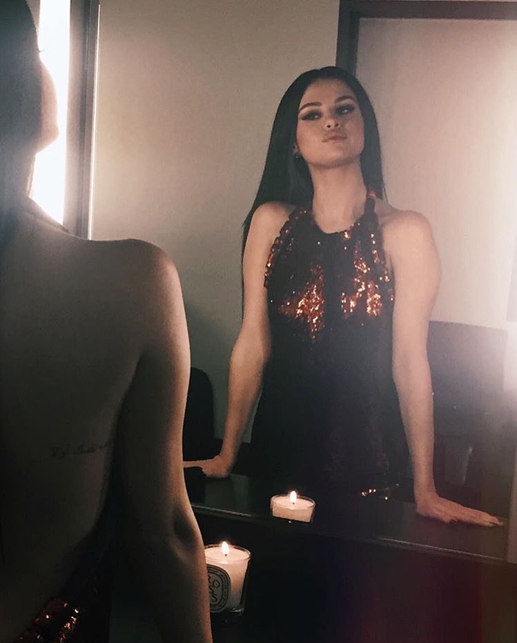 SelenaLivebr's tweet photo. 📸 Velha/Nova foto de Selena no camarim do AMA 2015! https://t.co/XRKRJC0wYY
