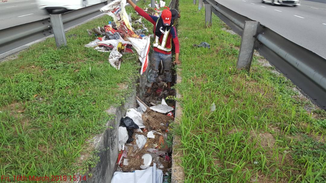 Hasilan dr operasi pembersihan longkang tepi jalan JKR. Tugasan ini adalah tanggungjawabbJKR, tp org awam jua mempunyai peranan bg memastikan aset gunasama sentiasa terjaga.
#donotlitter
#stoplitteringonroad
@MOWorks <a href="/JKRMalaysia/">JKR Malaysia</a> <a href="/JKRSelangor/">JKR Selangor</a>